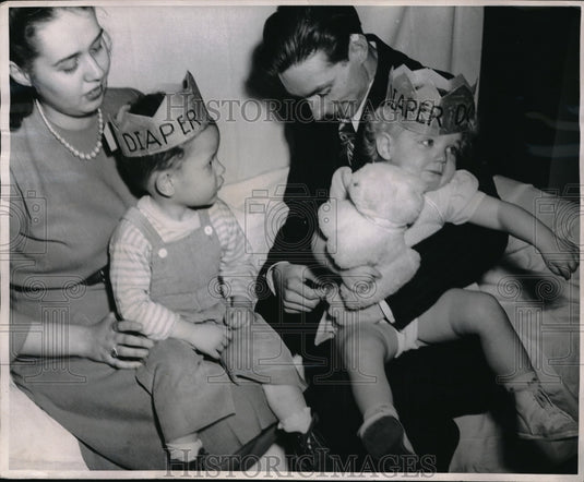 1947 Mrs Daniel Marazon holds his son Daniel & William Anderson w/ - Historic Images