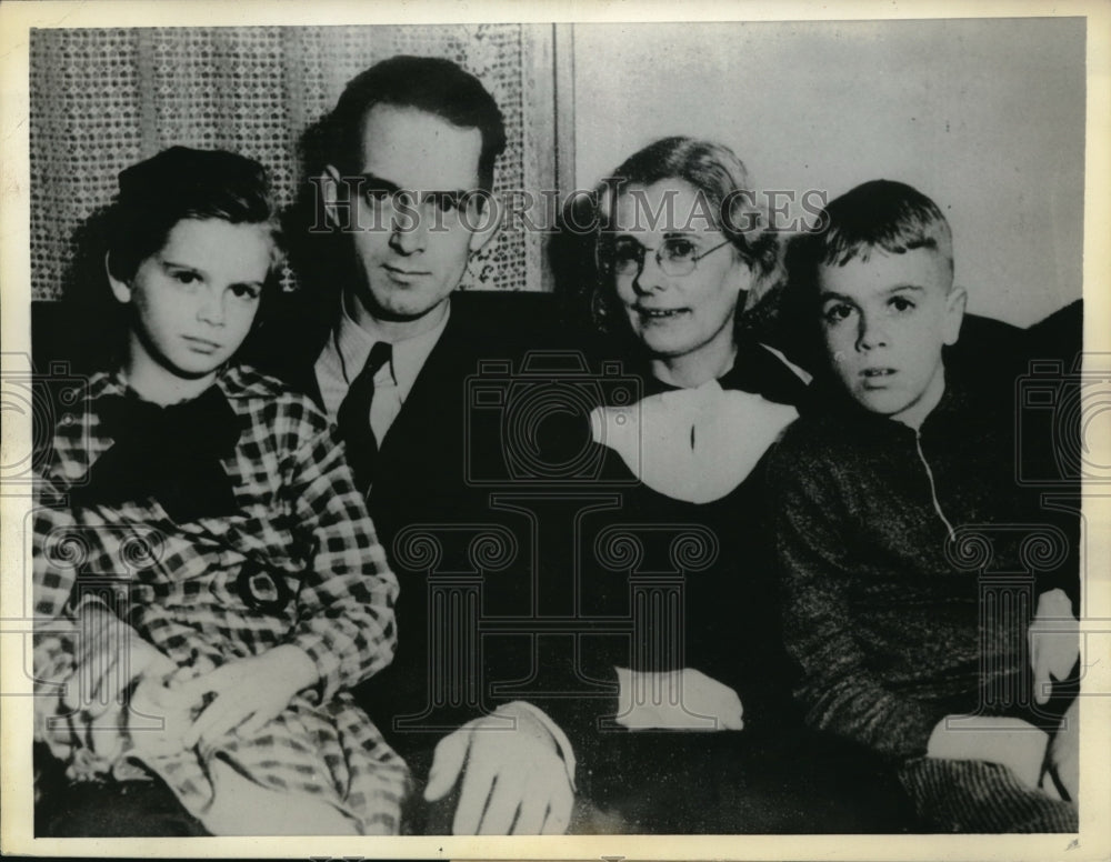 1937 Waukesha, Wis. George P Montague &amp; his family before his death - Historic Images