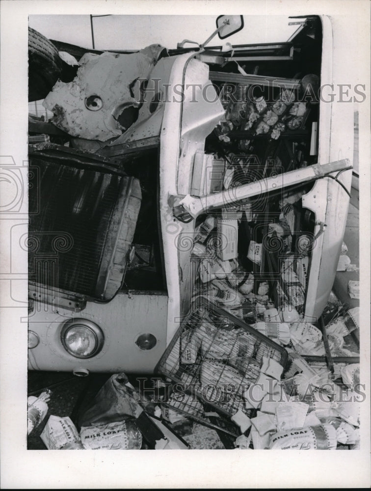 1969 Press Photo Truck of the Laub&#39;s Bakery meeting a horrible accident at - Historic Images