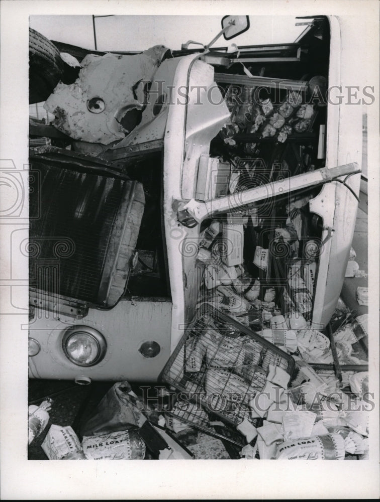 1969 Press Photo Truck of the Laub's Bakery meeting a horrible accident at - Historic Images