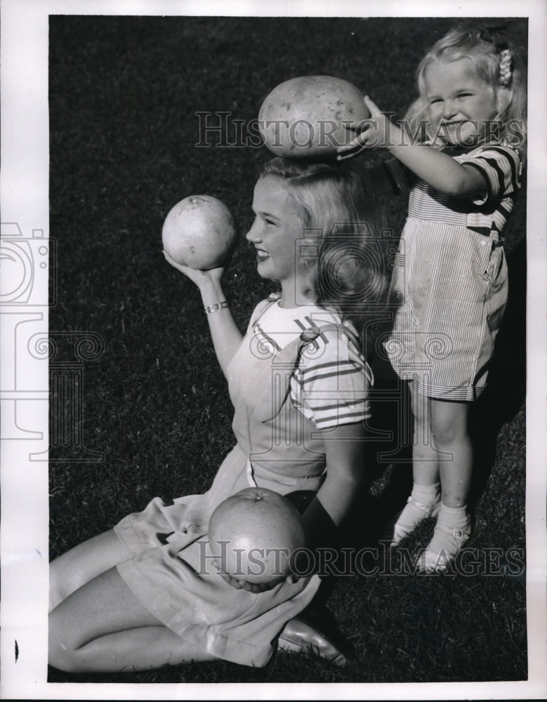 1955 Press Photo Winter Haven, Fla C McCalla, J May &amp; large grapefruit - Historic Images