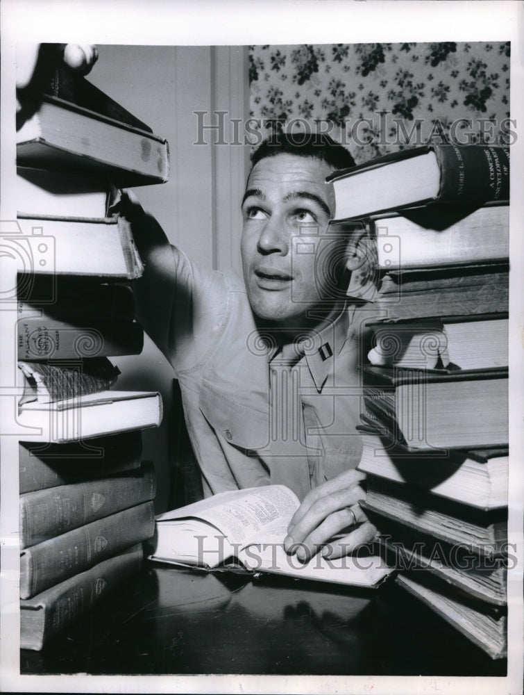 1955 Press Photo Capt Richard McCutchen of the Marine Corps at his home in-Historic Images