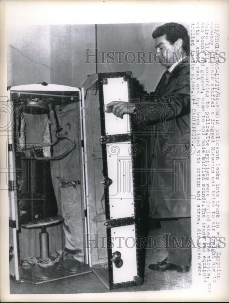 1964 Policeman Looks at Trunk Which Egyptians Stuffed Moroccan - Historic Images