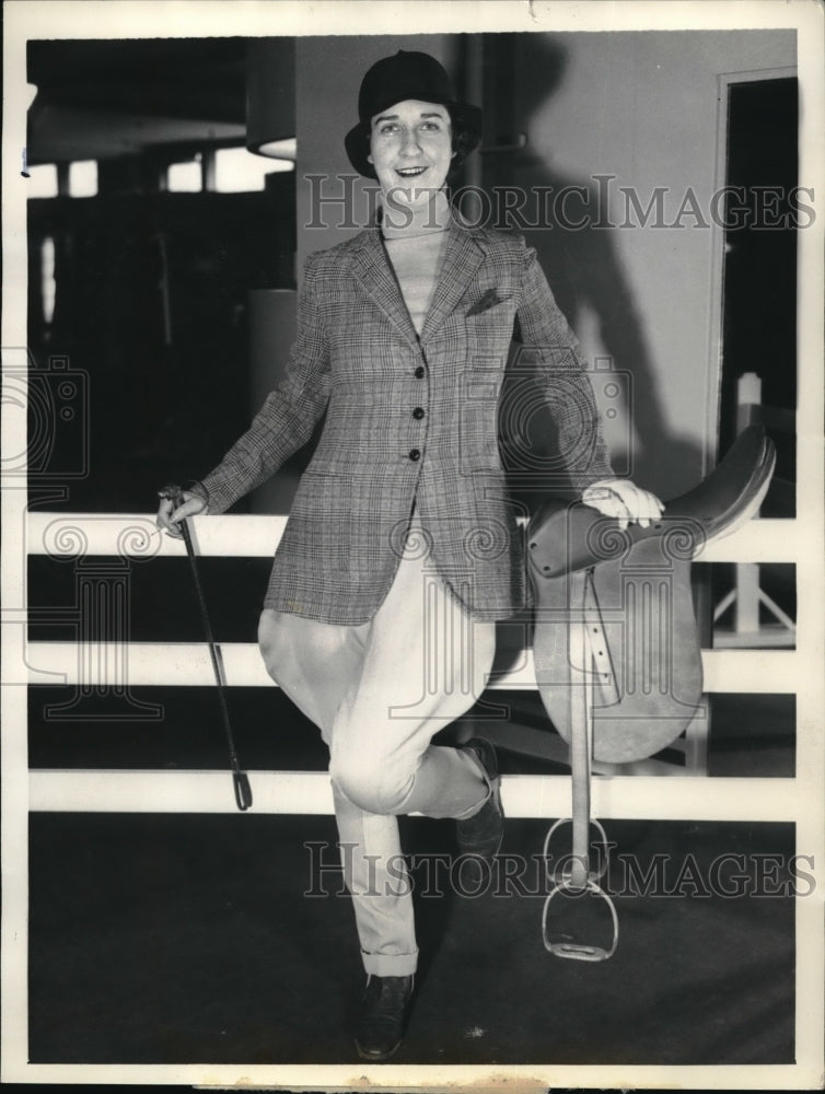 1933 Patricia Downey Models What Spring Canters Will Wear - Historic Images