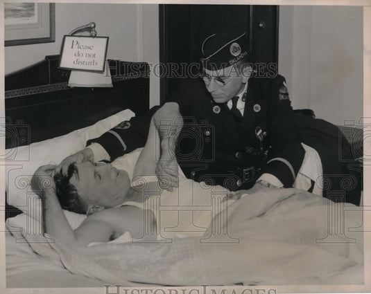 1937 Press Photo Deke Berry Awaken by Legionnaire Harry Harville in NY Hotel - Historic Images