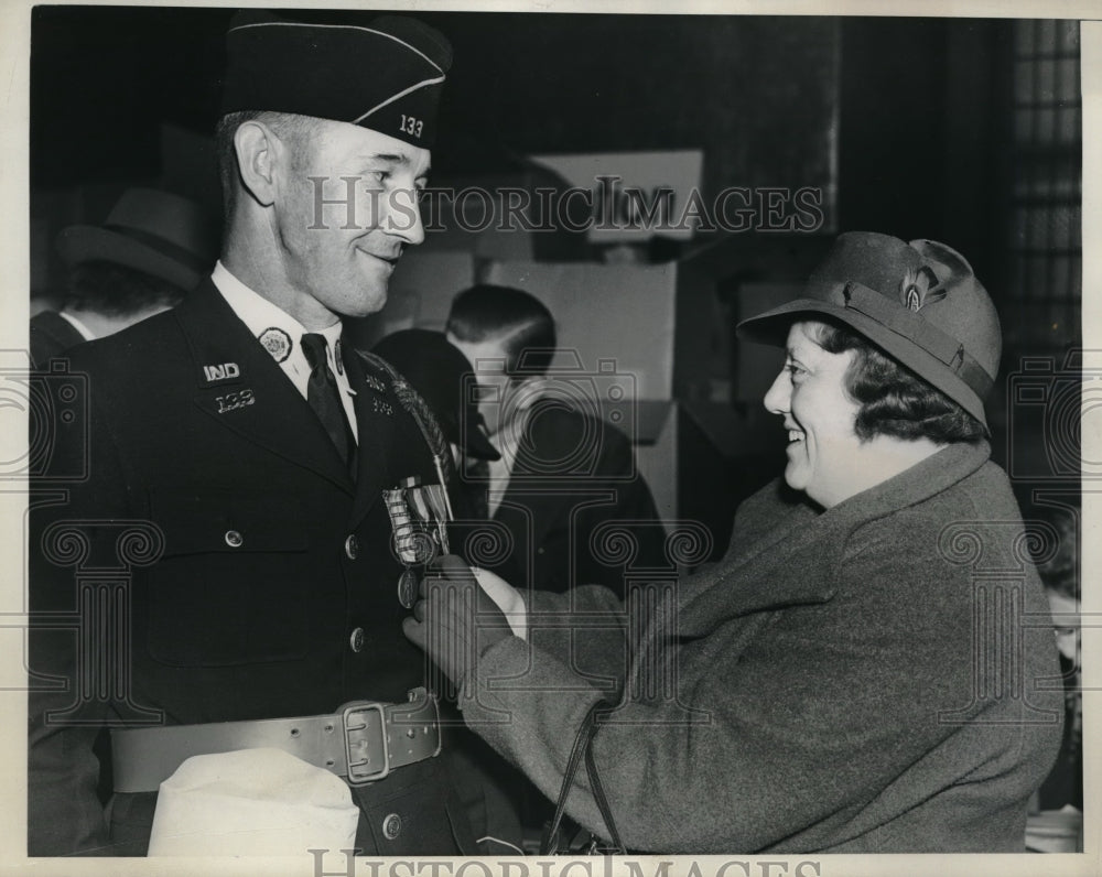 1937 Press Photo Mr.and Mrs.Ralph Lynch registered at the Legion Headquarters. - Historic Images