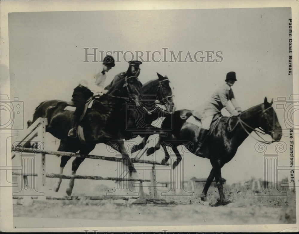 1928 Press Photo Three horses jumping hurdle at University of Arizona-Historic Images