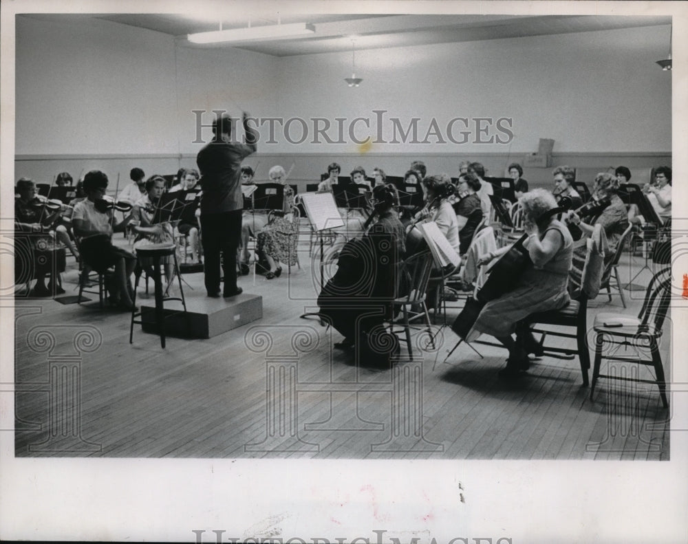 1964 Press Photo Cleveland&#39;s women&#39;s orchestra rehearsing - Historic Images