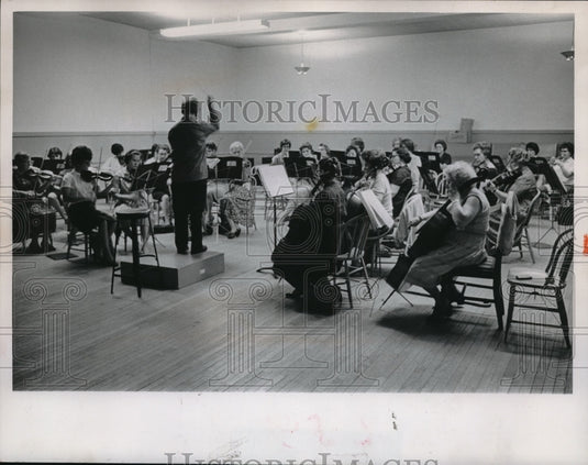 1964 Press Photo Cleveland's women's orchestra rehearsing - Historic Images