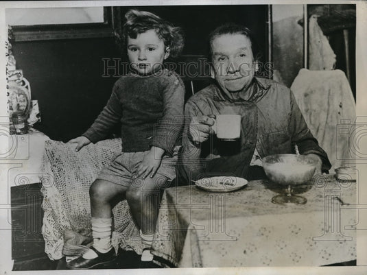 1933 Press Photo Mrs. Miles at Breakfast With a Neighbor's Grandson in London-Historic Images