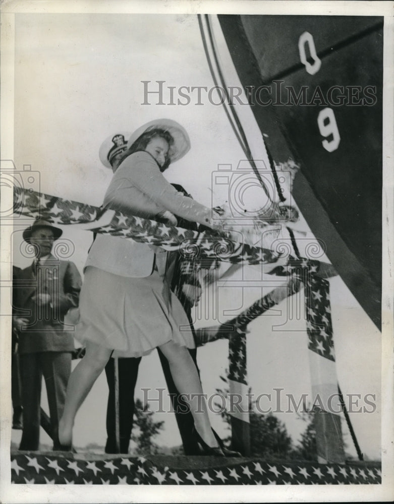 1942 Press Photo Mrs. William M. Defoe Christens British Rescue Vessel Bold-Historic Images