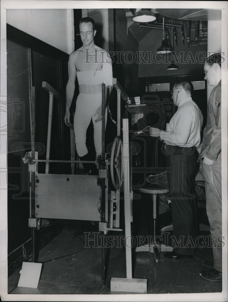 1959 Press Photo Navy Lt. Malcolm Carpenter at Wright Air Development Center - Historic Images