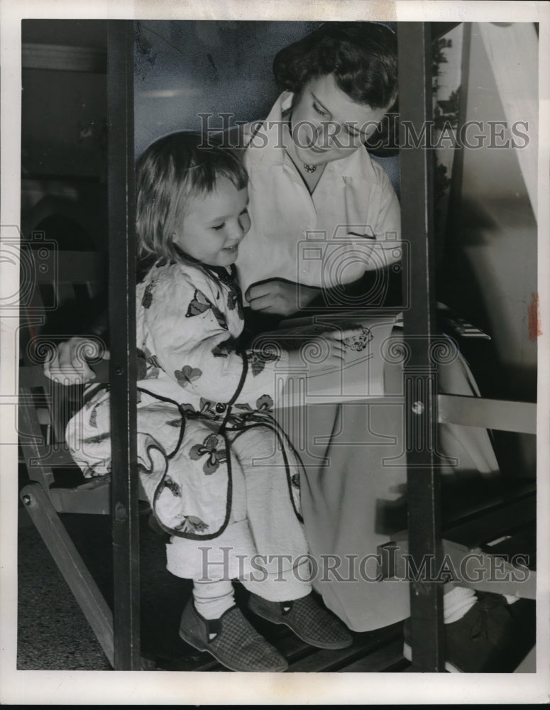 1953 Lois Witlshire in Nursey Sherry Day Marrmount Hospital - Historic Images