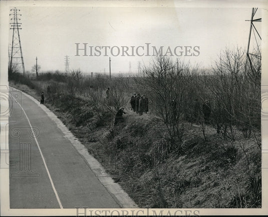 1939 Press Photo Detectives Search Long Island for Weapons From Vernon Oldaker-Historic Images