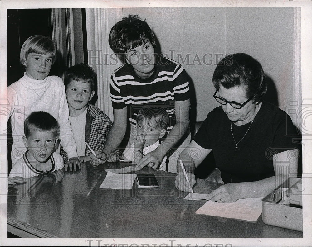 Press Photo Mrs. W. O'Brien and Children, Mark Petric at Wickliffe City Hall - Historic Images