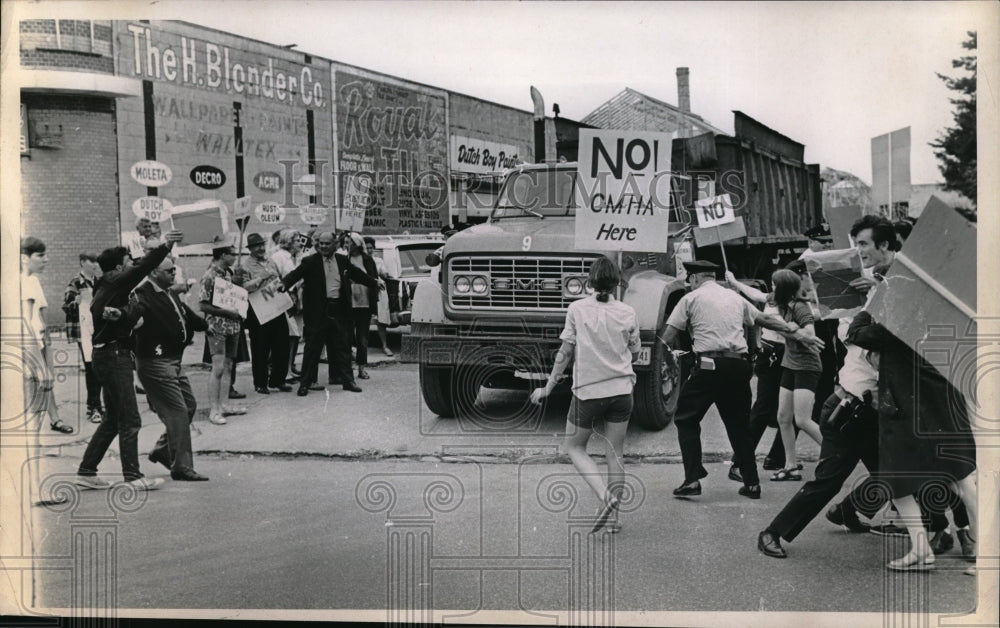 Press Photo Cleveland, Ohio H.Blonder Co protestors-Historic Images