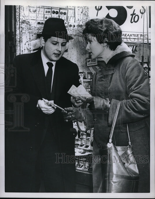 1959 Press Photo Shelly Berger & Roman Adair in (White Collar Bandit) - Historic Images