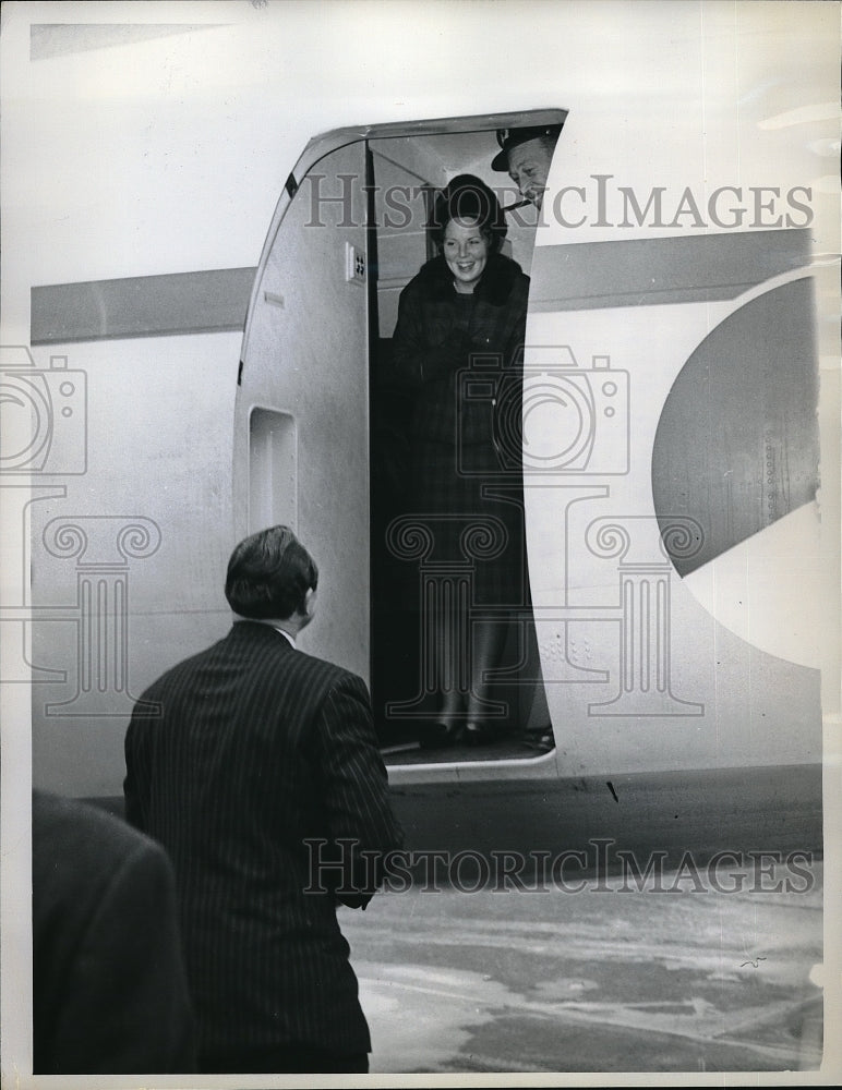 1961 Prince Karl of Hessia Greets Crown Princess Beatrix - Historic Images