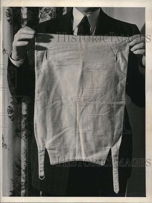 1940 Press Photo A pinless diaper in a mans hands - Historic Images