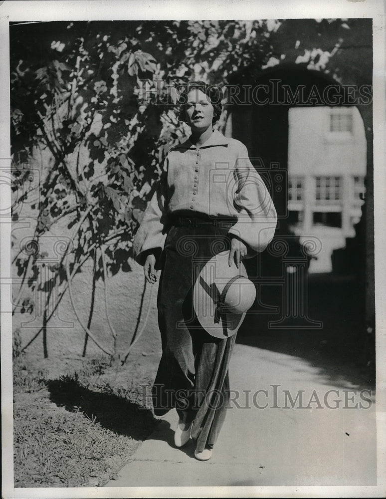 1933 Press Photo Mrs Horace Loomis of Miami, Fla in corduroy pajamas - Historic Images