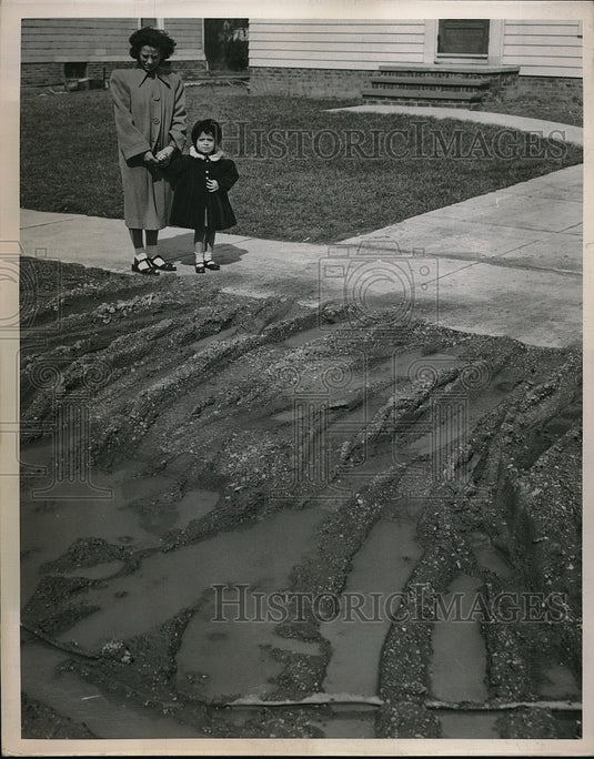 1950 Press Photo Mrs Thomas Buchar & daughter of Cleveland, Ohio - Historic Images