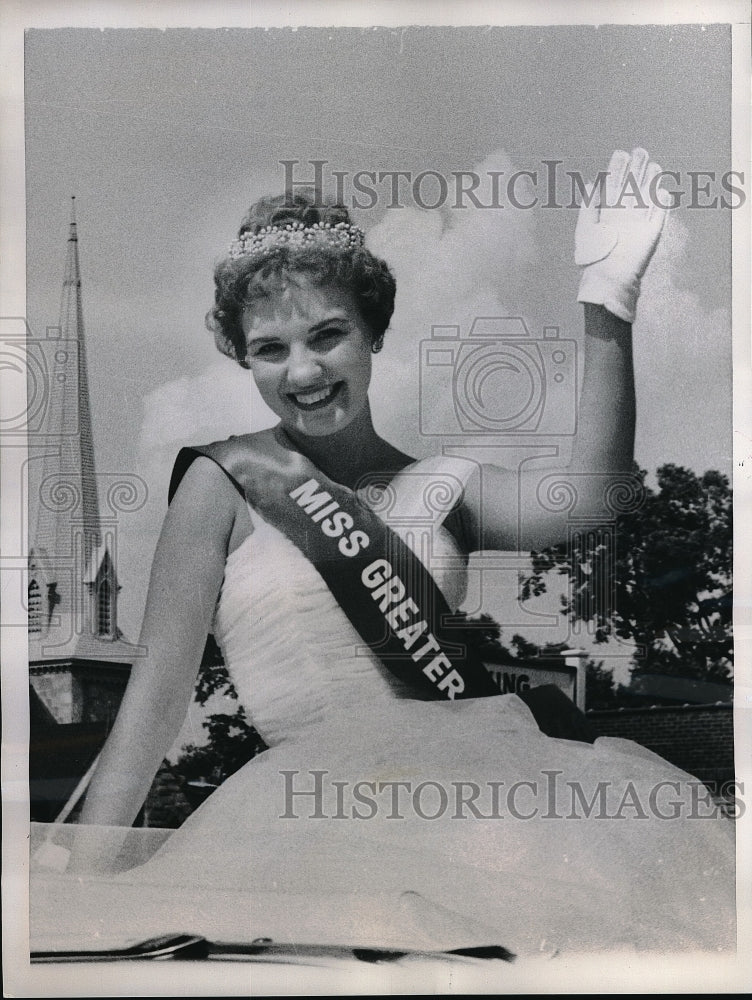 1957 Press Photo Miss Connecticut Barbara Ann Parkhurst waving from her float - Historic Images