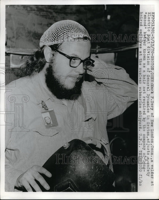 1970 Press Photo Mark F.Dery Welder of Electric boat of General Dynamics.-Historic Images