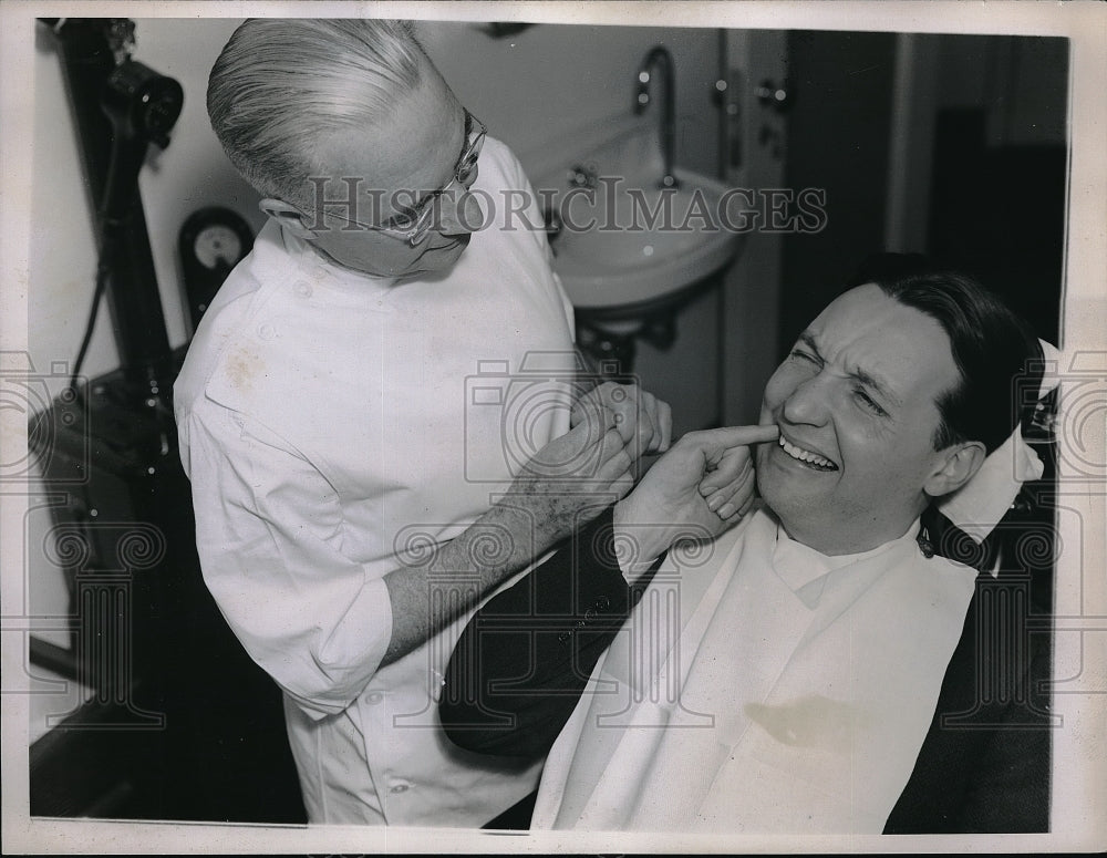 1936 Press Photo Mr Johnson pointing out sore tooth to a dentist - Historic Images