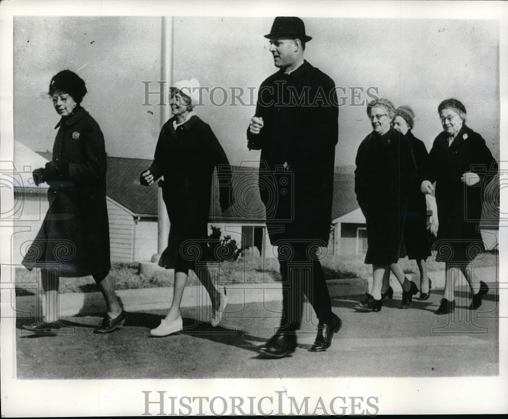 1966 Press Photo Clarence Sickles exercise jog with women Hacketsown NJ - Historic Images