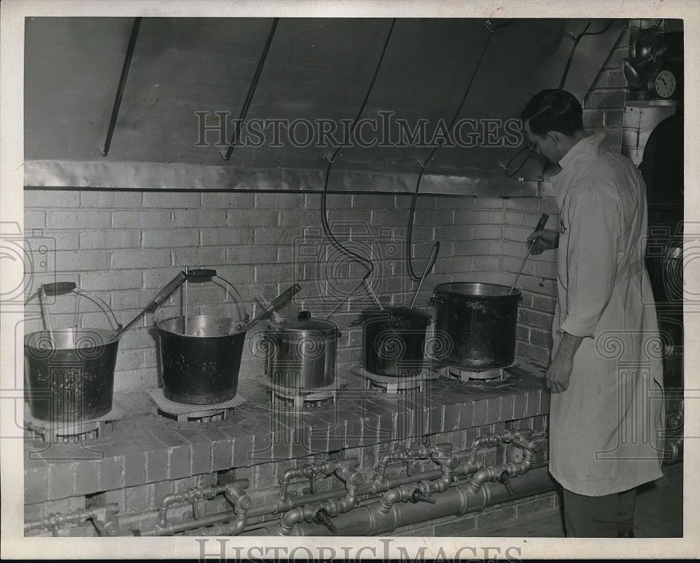 1946 Glidden Scientist RG Johnston Prepares Experiment - Historic Images