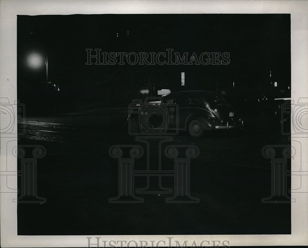 1946 Press Photo Car on dimly lighted road for test of seeing pedestrians-Historic Images