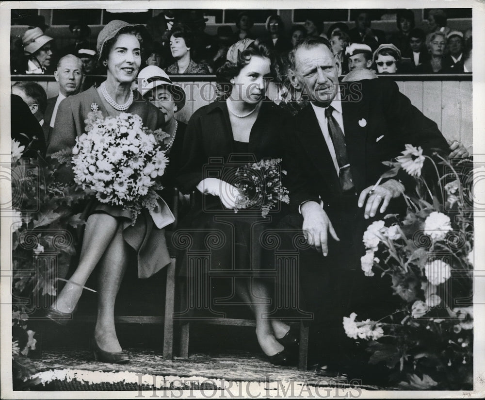 1960 Press Photo Princess Benedike &amp; others at Copenhagen races - Historic Images