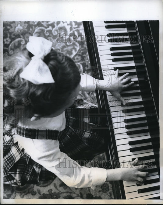 1959 Press Photo Young girl Georgie playing piano in overhead view - Historic Images