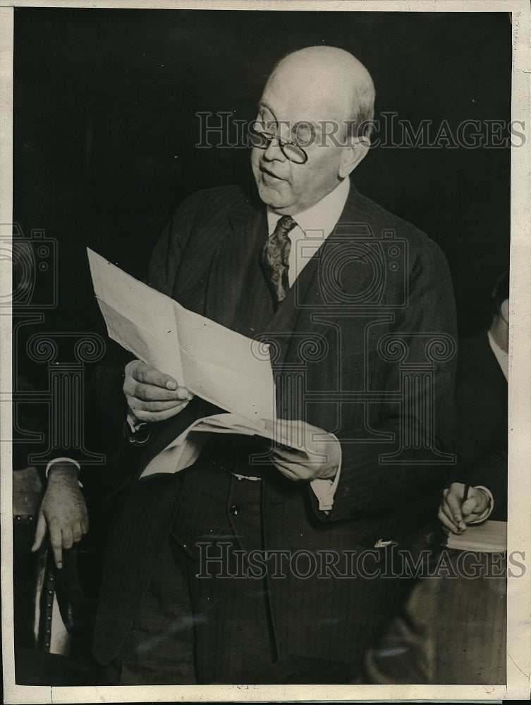 1925 Press Photo Judge Olson reading letters in evidence for a trial-Historic Images
