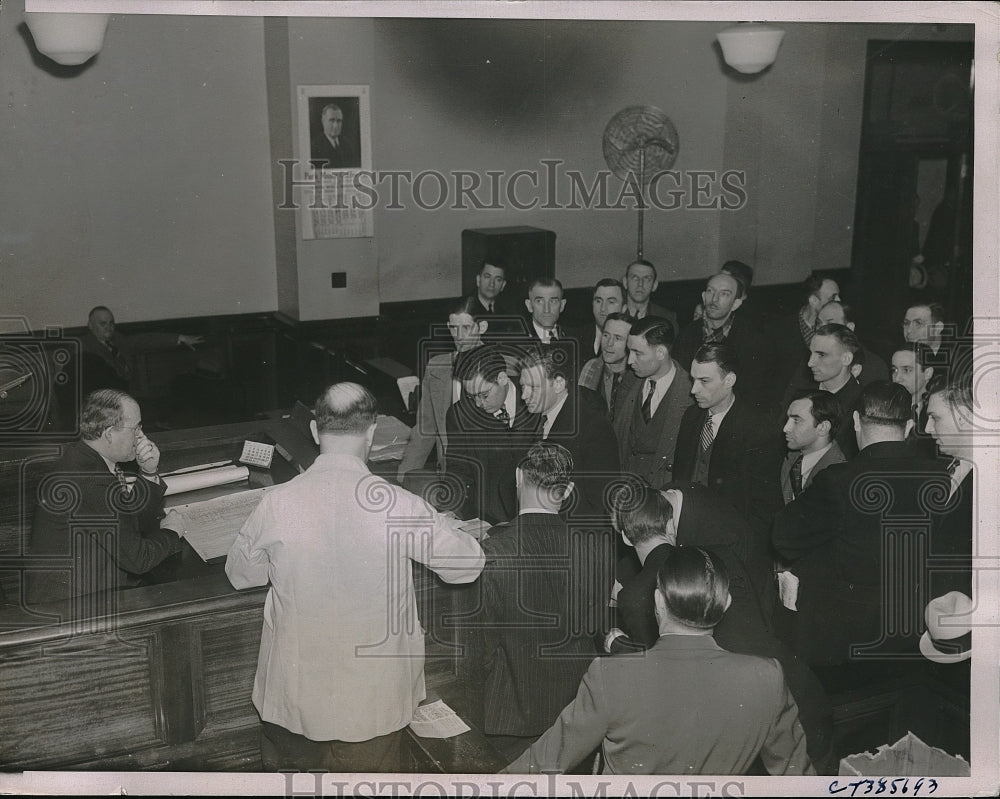 1937 Press Photo Oscar Kofkin, taxi union &amp; striking drivers in Chicago court - Historic Images