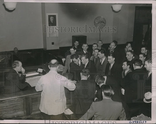 1937 Press Photo Oscar Kofkin, taxi union & striking drivers in Chicago court - Historic Images