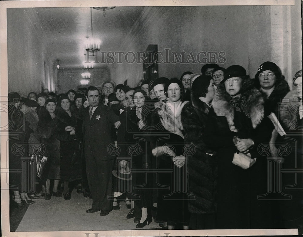 1934 Press Photo Crowd outside of courtroom for trial of Dr. Alice Wynekoop-Historic Images