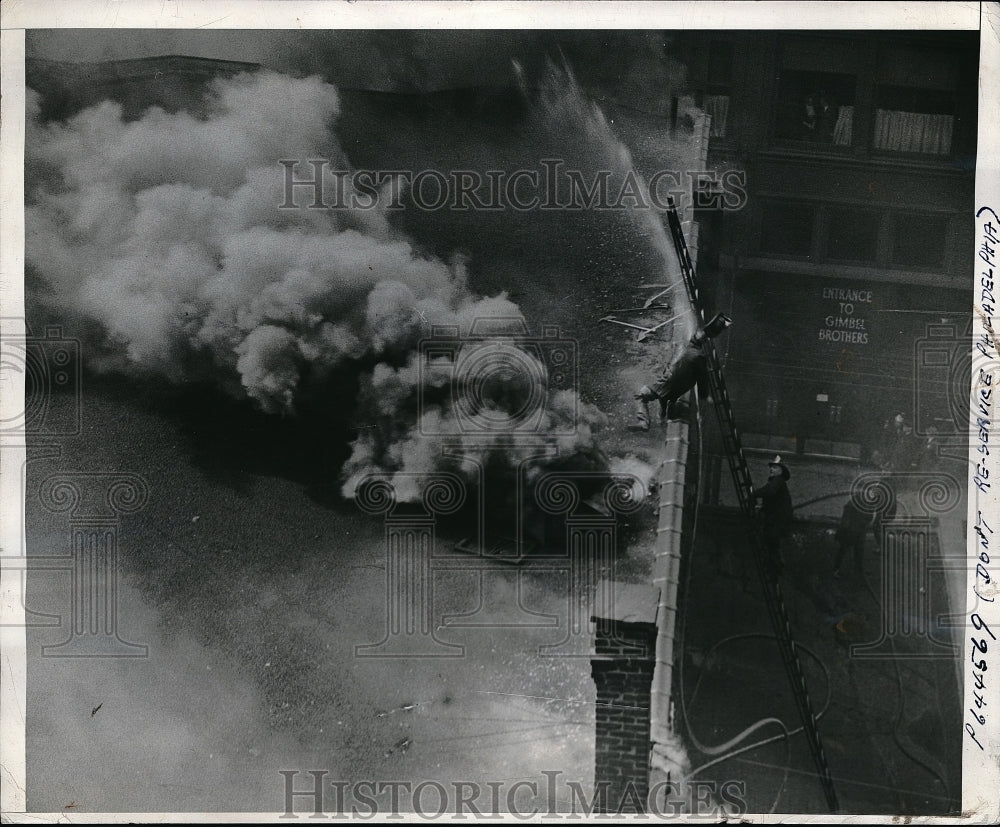 1942 Press Photo Philadelphia firemen battle blaze from ladder trucks - Historic Images