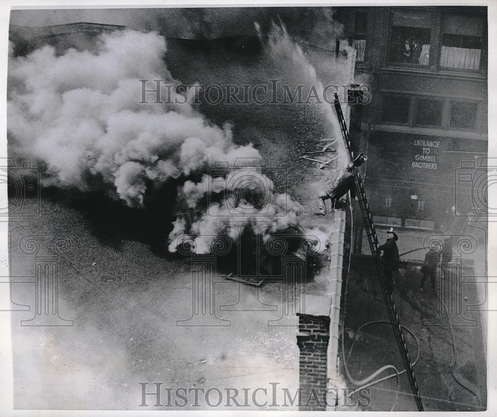 1942 Press Photo Philadelphia, Pa. firemen battle blaze from ladders - Historic Images