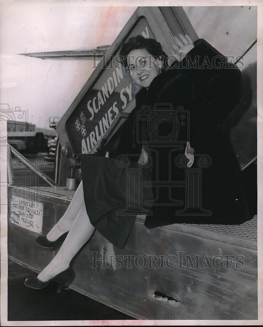 1955 Press Photo Mrs Geneieve Nick of Bedford, Ohio to join husband in Germany - Historic Images