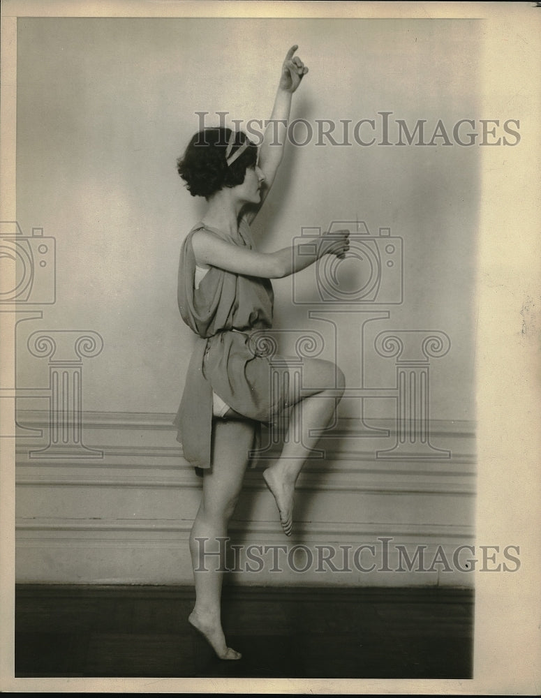 1925 Girl in Gym Class-Historic Images