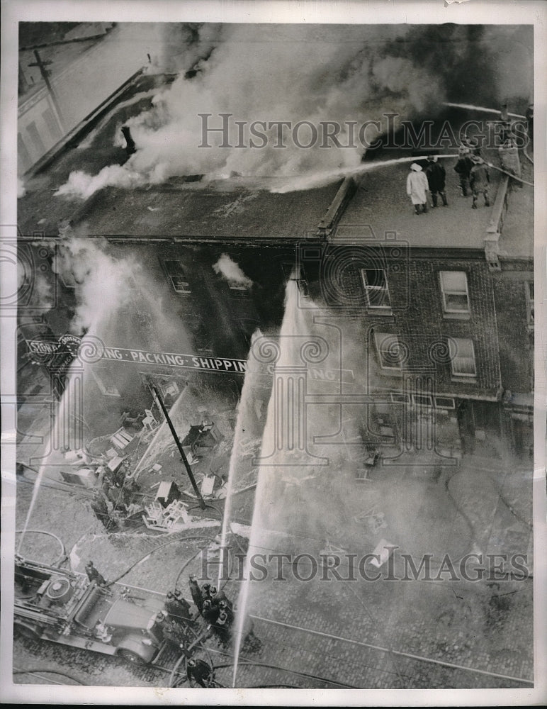 1943 Press Photo Philadelphia, Pa warehouse fire at LA Crossman Co.-Historic Images