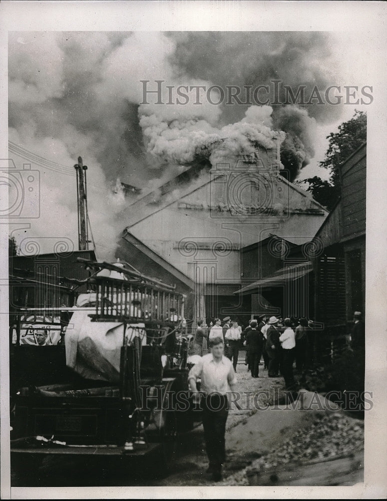 1933 Press Photo Feed bins & grain elevator fire at Philadelphia, Pa. - Historic Images