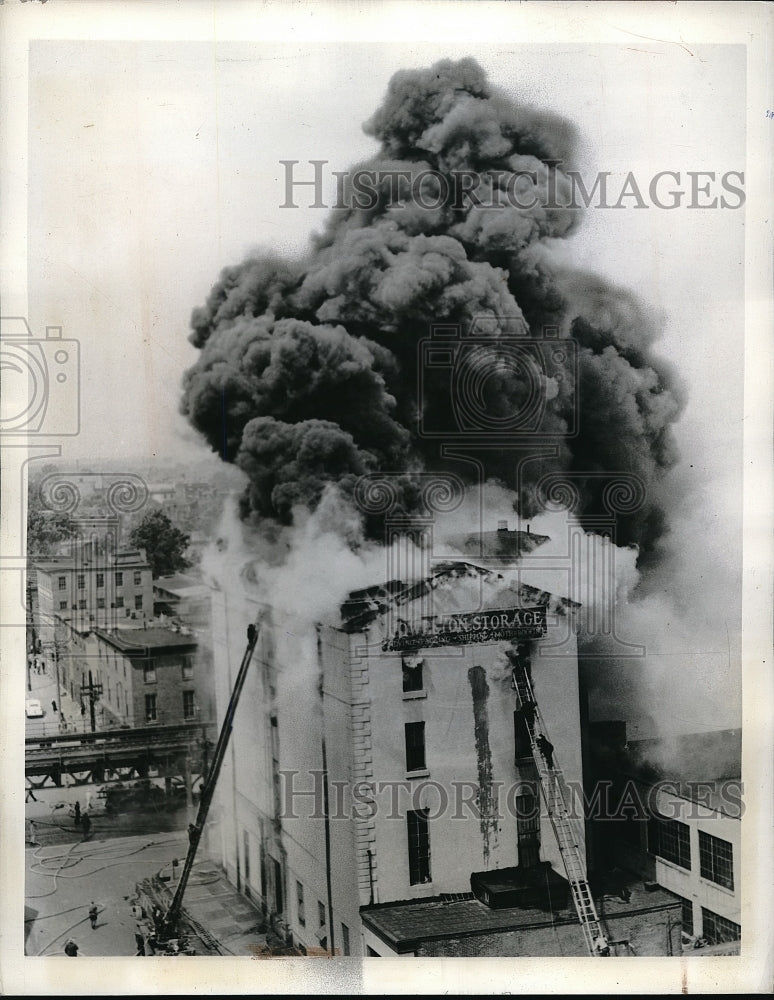 1942 Press Photo Philadelphia, Pa smoke pours from fire at Market Street-Historic Images