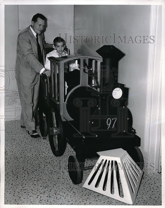 1955 Niagra Research Foundation, toys for children's clinic - Historic Images