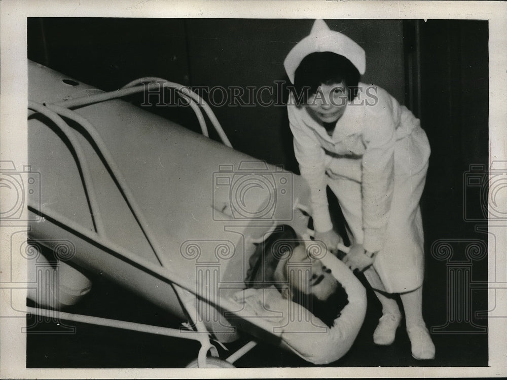 1933 Press Photo Nurse JL Whitlock with J O&#39;Laughlin infantile paralysis victim-Historic Images