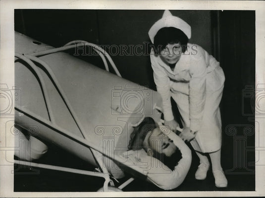 1933 Press Photo Nurse JL Whitlock with J O'Laughlin infantile paralysis victim-Historic Images