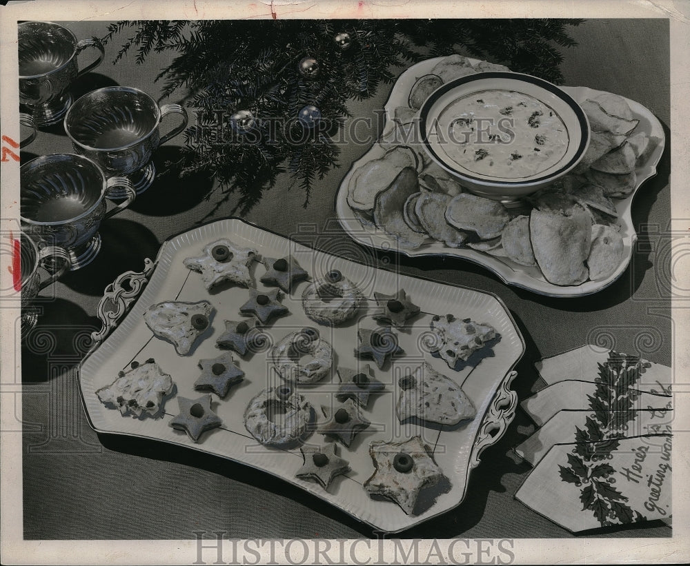 1955 Press Photo WKLY display of holiday cookies - Historic Images