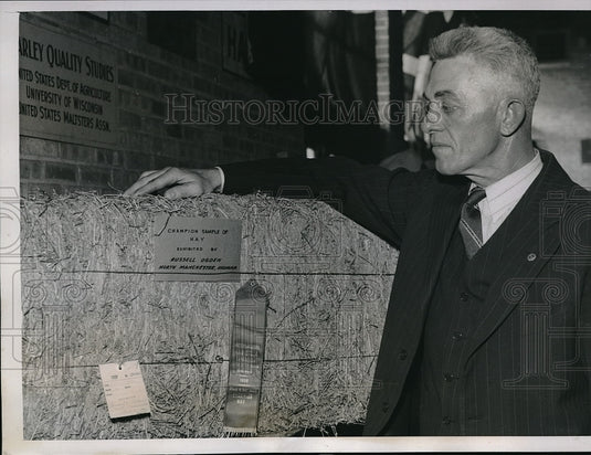 1939 Press Photo Russell Ogden With Bales Of Hay As He Is Named Hay King - Historic Images