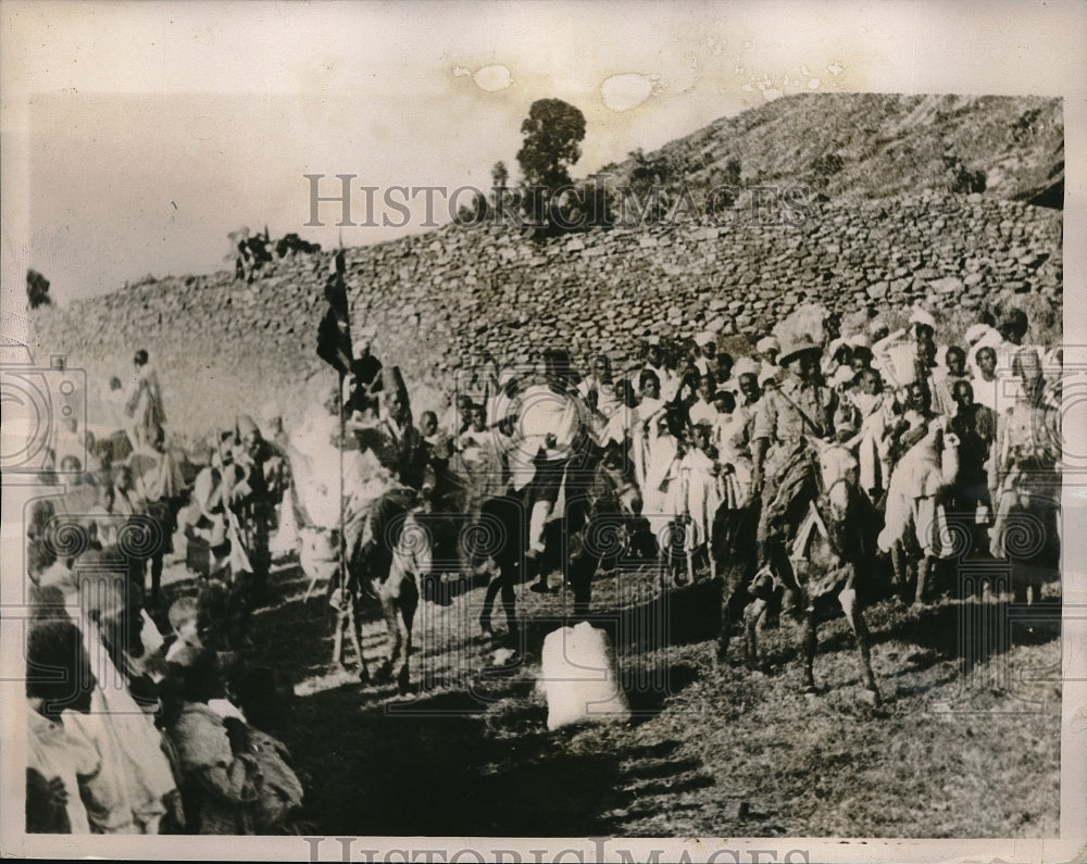 1935 Press Photo Italian officer &amp; native troops at a Tigrai village - Historic Images